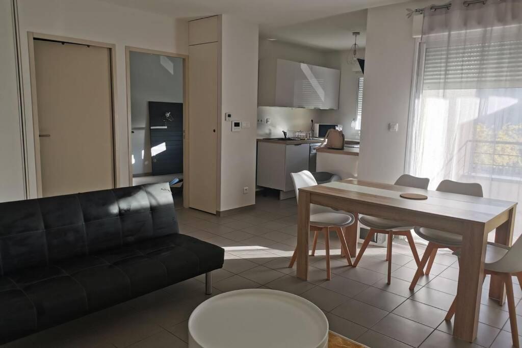 Appartement T2 Accessible Pmr Avec Terrasse Et Garage Onet-le-Château Eksteriør billede